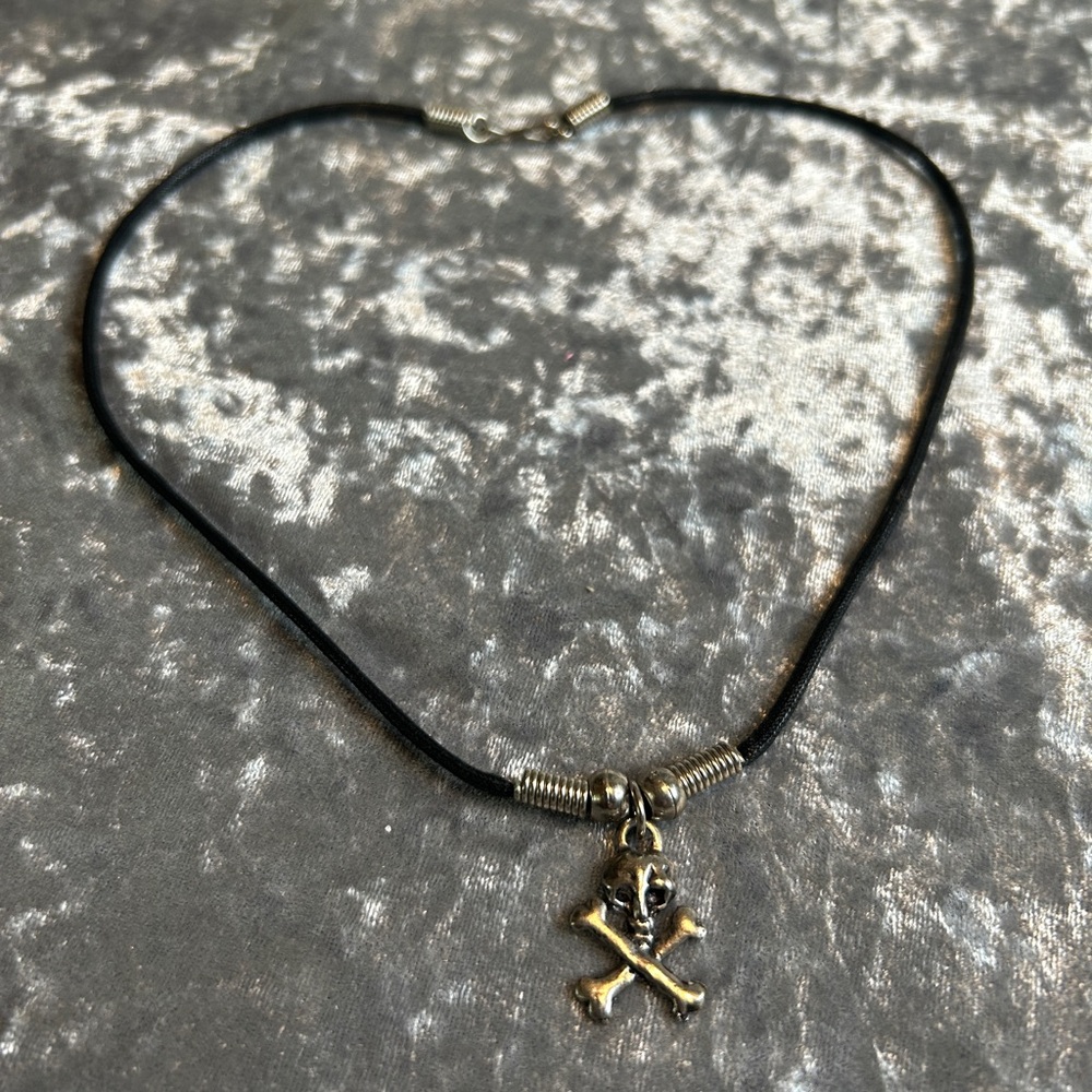 $2/30$ VTG DEADSTOCK SKULL & CROSSBONES NECKLACE CHOKER